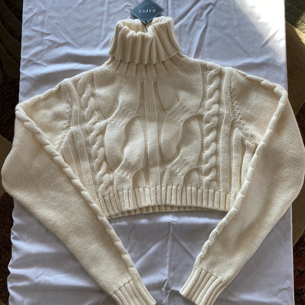 White knit cropped turtle neck